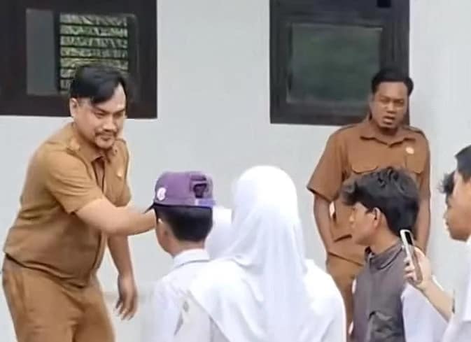 Guru SMK dikeroyok murid